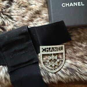 Brooch cc look alike